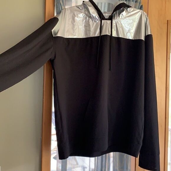 LIKE NEW VICTORIAS SECRET SPORT ANORAK HOODIE MEDIUM - Picture 3 of 5